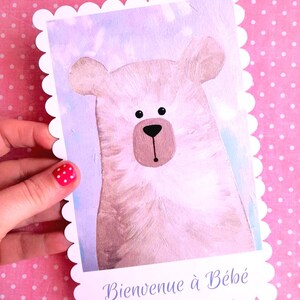 Carte de naissance festonnée ours mignon , carte " Bienvenue à Bébé " , sur fond bleu .