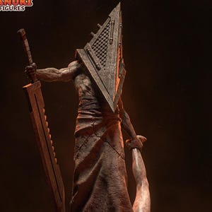 Könnte beinhalten: Detaillierte Statue einer Pyramid Head-Figur, einer Figur aus der Silent Hill-Videospielserie. Die Figur hält ein großes Schwert und eine kleinere Figur. Die Statue ist braun und grau mit strukturiertem Aussehen. Das Tanuki Figures-Logo befindet sich oben links.