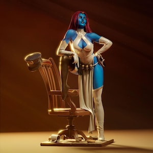 Könnte beinhalten: Eine blauhäutige Figur mit roten Haaren und einem weiß-blauen Kostüm lehnt an einem Holzstuhl. Die Figur trägt weiße Stiefel und Handschuhe. Ein Hut im Militärstil liegt auf dem Stuhl. Der Hintergrund ist warm golden.