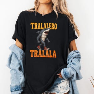 Grappig T-shirt met haai in schoenen | Meme-T-shirt van Tralalero | Schattig shirt met lopende haai | Retro cartoon haaienshirt | Grappige dierenmeme cadeau