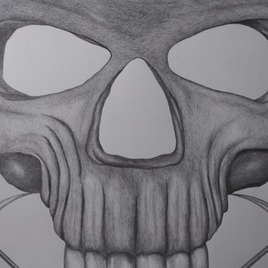 Puede incluir: Un dibujo a l&aacute;piz detallado de una calavera con una guada&ntilde;a a cada lado de la mand&iacute;bula. La calavera est&aacute; dibujada en tonos grises.