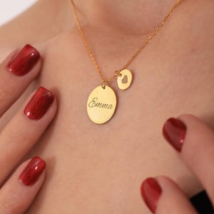 Collar de disco pequeño grande personalizado en oro, collar delicado con inicial, disco con monograma, collar de disco de plata, regalo para madre, regalo para abuela