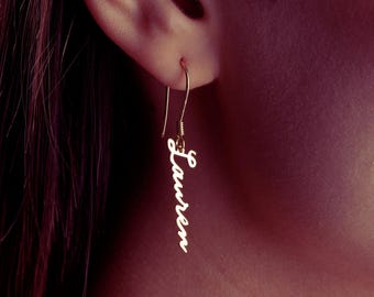 Brincos personalizados com nome, brincos com nome personalizado, brincos pendentes com nome, brincos de prata com nome, brincos de ouro com nome.
