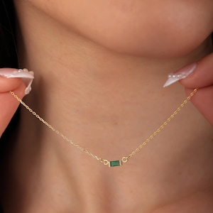Zierliche Baguette personalisierte Birthstone Halskette, Schmirgel Benutzerdefinierte Birthstone Halskette, zierliche Edelstein Charm Halskette, Geburtstagsgeschenk, Geschenk für Mama
