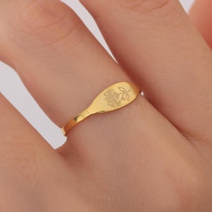 Personalized Birth Month Flower Ring, Custom Birth Flower Ring, Dainty Engraved Flower Ring with Birth Flower, Gold Birthflower Ring for Mom