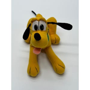 Peluche de Pluto de Disney, perro acostado con collar verde, aplausos, 35,5 cm (14 pulgadas)