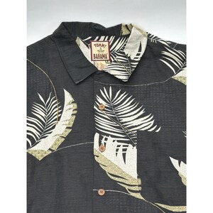 Camisa de campamento Tommy Bahama para hombre, talla grande, de seda y lino, con estampado tropical de palmeras, color gris carbón. imagen 3