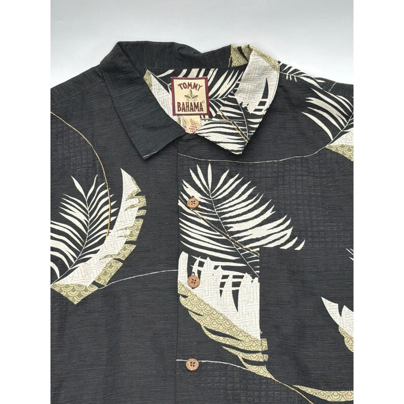 Camisa de campamento Tommy Bahama para hombre, talla grande, de seda y lino, con estampado tropical de palmeras, color gris carbón. imagen 3