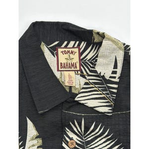 Camisa de campamento Tommy Bahama para hombre, talla grande, de seda y lino, con estampado tropical de palmeras, color gris carbón. imagen 7