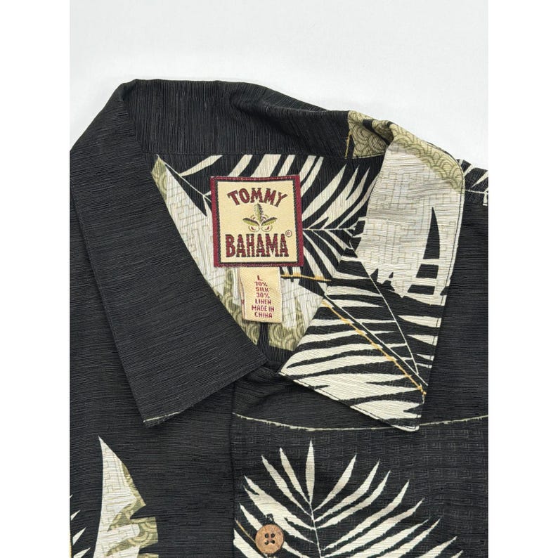 Camisa de campamento Tommy Bahama para hombre, talla grande, de seda y lino, con estampado tropical de palmeras, color gris carbón. imagen 7