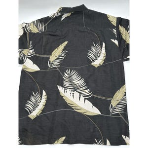 Camisa de campamento Tommy Bahama para hombre, talla grande, de seda y lino, con estampado tropical de palmeras, color gris carbón. imagen 8