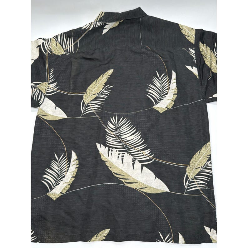 Camisa de campamento Tommy Bahama para hombre, talla grande, de seda y lino, con estampado tropical de palmeras, color gris carbón. imagen 8