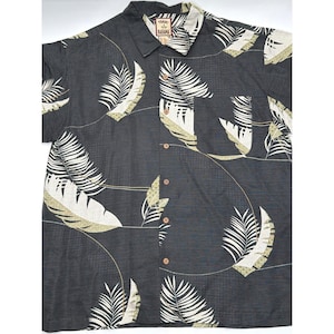 Camisa de campamento Tommy Bahama para hombre, talla grande, de seda y lino, con estampado tropical de palmeras, color gris carbón. imagen 1