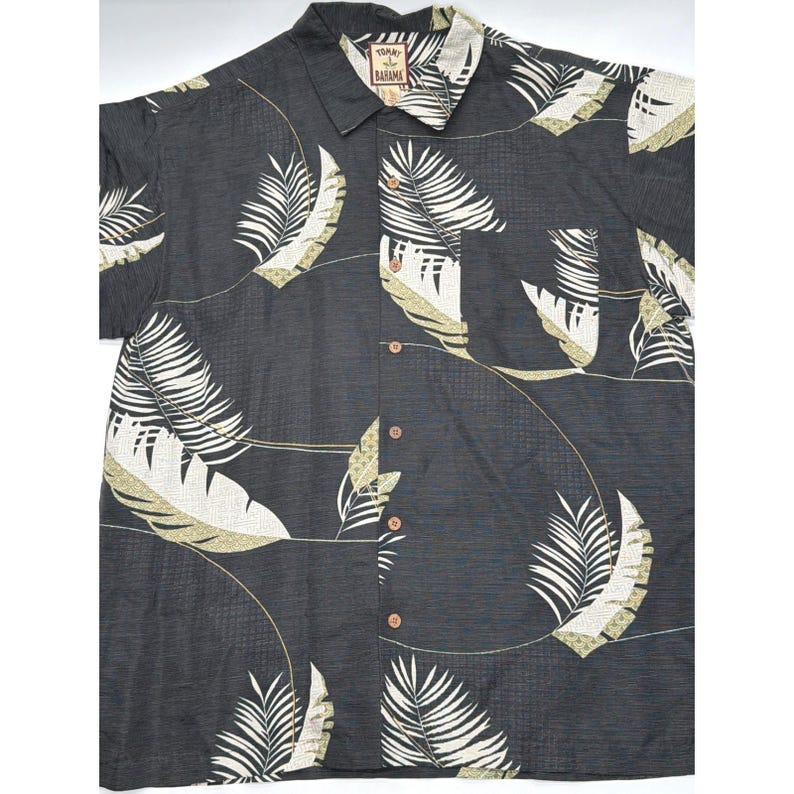 Camisa de campamento Tommy Bahama para hombre, talla grande, de seda y lino, con estampado tropical de palmeras, color gris carbón. imagen 1