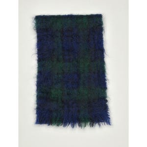 以下が含まれることがあります： 青と緑のタータンチェック柄の長方形のスカーフ。 スカーフはふわふわした質感で、縁はフリンジになっています。 デザインは、暖かいウール素材で作られた、伝統的なチェック柄です。