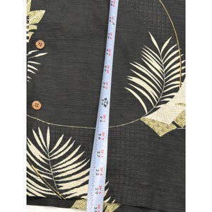 Camisa de campamento Tommy Bahama para hombre, talla grande, de seda y lino, con estampado tropical de palmeras, color gris carbón. imagen 6