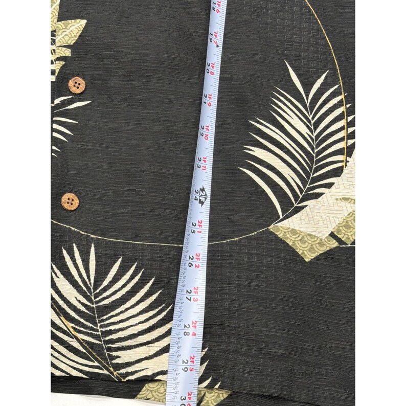 Camisa de campamento Tommy Bahama para hombre, talla grande, de seda y lino, con estampado tropical de palmeras, color gris carbón. imagen 6