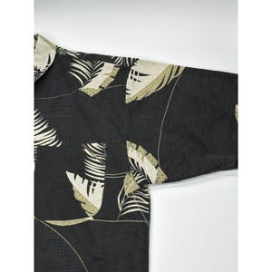 Camisa de campamento Tommy Bahama para hombre, talla grande, de seda y lino, con estampado tropical de palmeras, color gris carbón. imagen 4
