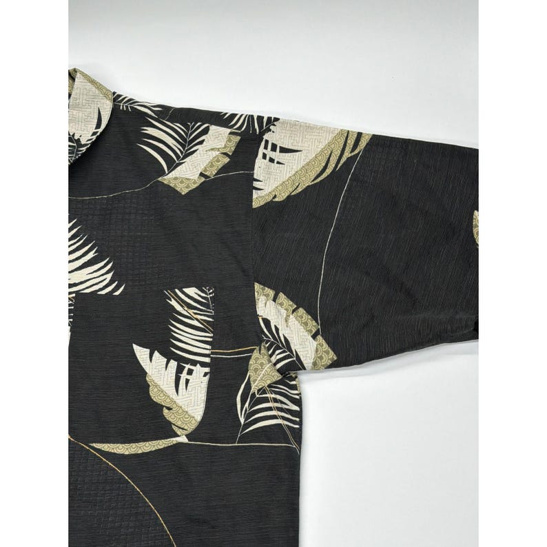 Camisa de campamento Tommy Bahama para hombre, talla grande, de seda y lino, con estampado tropical de palmeras, color gris carbón. imagen 4