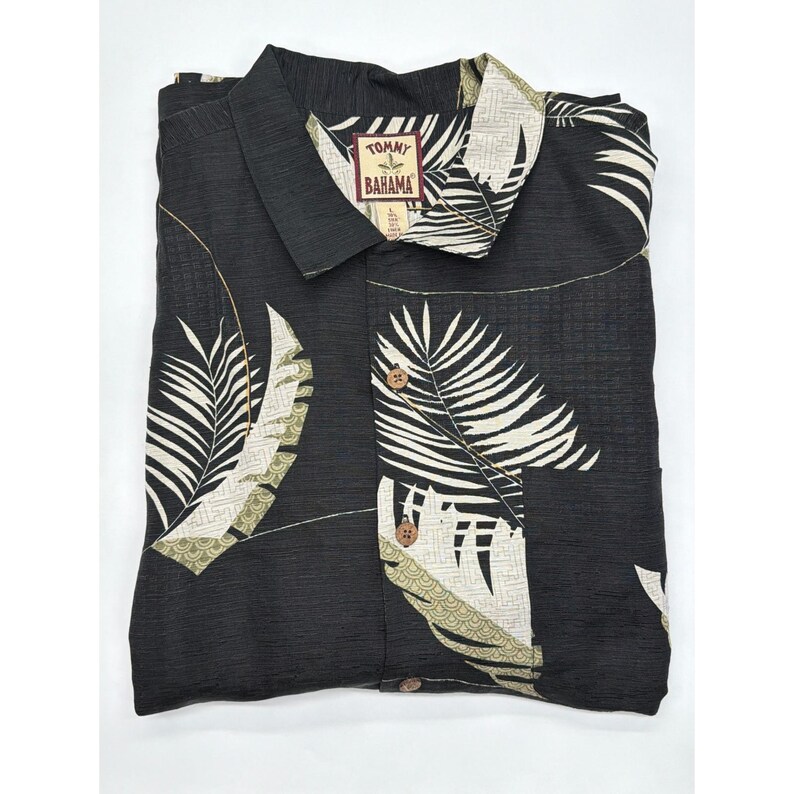 Camisa de campamento Tommy Bahama para hombre, talla grande, de seda y lino, con estampado tropical de palmeras, color gris carbón. imagen 9