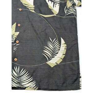 Camisa de campamento Tommy Bahama para hombre, talla grande, de seda y lino, con estampado tropical de palmeras, color gris carbón. imagen 2