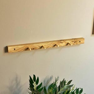 Wall Mounted Wooden Coat Rack with 7 Pegs – Minimalist Solid Wood Entryway Hanger, Rustic Hat Rack, Natural Wood Wall Hooks