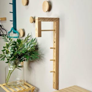 Minimalist Wall-Mounted Wooden Coat Rack with Hooks – Scandinavian Entryway Organizer for Jackets, Bags, Hats – Modern Natural Wood Design