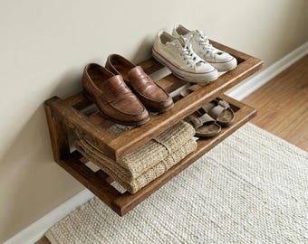 Smal schoenenrek aan de muur voor kleine hal, massief houten ruimtebesparende plank