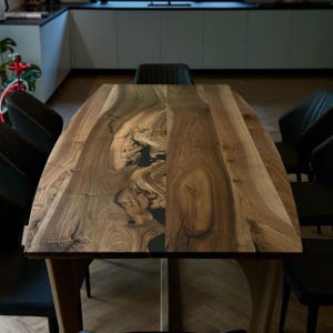 Mesa de comedor de nogal con borde vivo y epoxi: mesa de madera maciza hecha a mano a medida, mesa de río de nogal con borde vivo y epoxi a medida: mesa de comedor hecha a mano con borde vivo