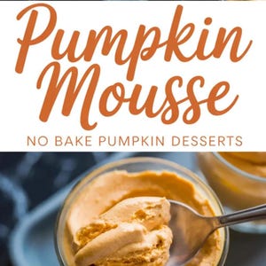 Op de afbeelding: Een glazen kom gevuld met oranje pompoenmousse, met een zilveren lepel die een portie opschept. De tekst erboven luidt Pumpkin Mousse en NO BAKE PUMPKIN DESSERTS in oranje en bruine letters op een witte achtergrond.