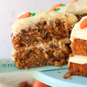 Recept på morotskaka | Frosting med färskost och brunt smör (nedladdning)