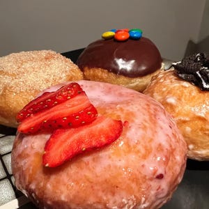 Pączki lukrowane Gourmet – z nadzieniem dżemowym, kremem waniliowym, ciasteczkami i kremem oraz czekoladowymi cukierkami | Pobierz cyfrowy plik PDF