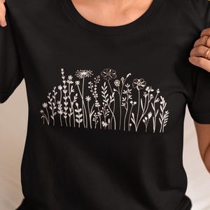 Boho Wild Flower T-Shirt, Blumen Shirt, Floral Shirt für Frauen, Geschenk für sie, Wildblumen Shirt, Floral Cottage Kern Shirt, botanische Shirts