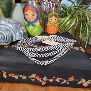 Naszyjnik choker z tkaniny tabletowej – wzór Chevron