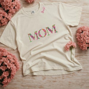 Camiseta bordada "Melhor Mãe" – Design de letras florais – Presente de Dia das Mães para ela – Camiseta de algodão personalizada – Camiseta fofa para mãe – Presente para esposa ou mãe