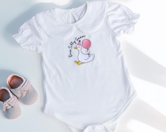 ONE Silly Goose Broderad Personlig Romper, 1-årsflickas Peter Pan-krage-outfit
