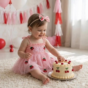 Barboteuse robe premier anniversaire cerise, tenue ONE brodée à la main pour bébé fille