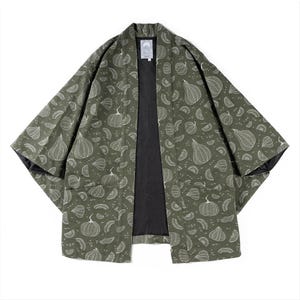 Peut inclure: Une veste haori ouverte vert olive avec un motif répétitif en lignes blanches représentant diverses courges et citrouilles. Le vêtement présente des manches larges, une doublure intérieure noire unie et une étiquette blanche au col.