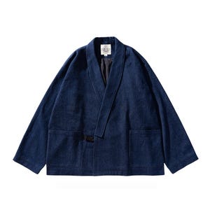 Peut inclure: Une veste en jean bleu foncé de style kimono japonais traditionnel. La veste a un col large, des manches longues et une fermeture à nouer. Elle comporte deux poches sur le devant et une seule poche sur le côté gauche.