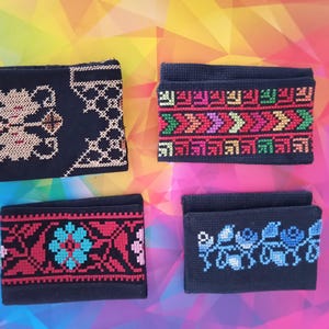 Brieftasche, Kreditkartenhalter, Tatreez, kulturelles Erbe, regionale Identität, handgenähte Handwerkskunst, Frauenhandwerkerin, palästinensische Stickerei