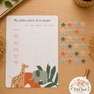 Peut inclure: Un tableau de suivi hebdomadaire intitulé Mes petites actions de la semaine avec des illustrations de girafe et d'éléphant, accompagné d'une planche de petits autocollants en forme d'étoiles dans des tons vert, orange et beige.