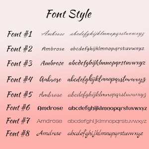 Pu&ograve; includere: Otto diversi stili di font per il nome "Ambrose" sono mostrati in testo nero su uno sfondo sfumato rosa. Gli stili di font sono numerati da 1 a 8.