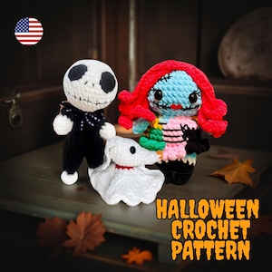 以下が含まれることがあります： ハロウィーンの編みぐるみ人形、ナイトメアー・ビフォア・クリスマスのジャック・スケリントン、サリー、ゼロ。ジャックは黒いスーツ、サリーは赤い髪とパッチワークのドレス、ゼロは白いゴーストドッグ。テキスト「HALLOWEEN CROCHET PATTERN」が表示されています。