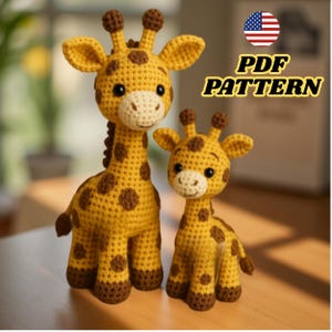 Può includere: Due giraffe all'uncinetto gialle con macchie marroni. La giraffa più grande ha una criniera marrone. L'immagine contiene il testo «PDF PATTERN» e una bandiera americana.