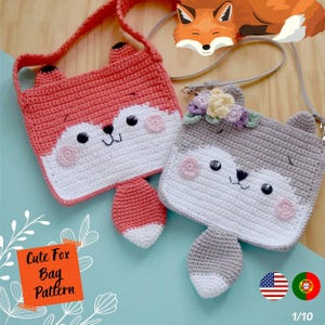 Könnte beinhalten: Zwei gehäkelte Taschen in Fuchsform. Eine ist korallenfarben mit weißen und rosa Akzenten, die andere grau mit weißen und rosa Akzenten. Beide haben schwarze Augen und einen Schwanz. Die Taschen haben einen Griff und einen Riemen. Der Text auf dem Bild lautet "Cute Fox Bag Pattern".