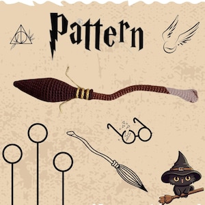 Op de afbeelding: Een bruine en bruine gehaakte bezemsteel met gouden accenten, samen met andere thema-illustraties. Het woord "Pattern" staat bovenaan. Andere illustraties zijn een kat, een bril en een snitch.