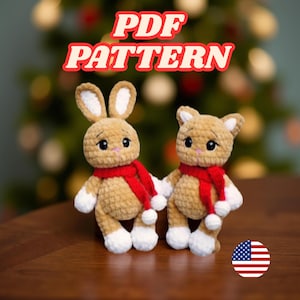 Może przedstawiać: Dwa szydełkowe pluszaki, królik i kot, trzymają się za ręce. Obydwa są brązowe z białymi akcentami i czerwonymi szalikami. Tekst "PDF PATTERN" znajduje się na górze obrazu. Flaga amerykańska znajduje się w prawym dolnym rogu.
