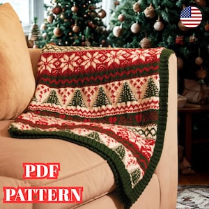 Könnte beinhalten: Eine gestrickte Weihnachtsdecke mit einem festlichen Muster aus Schneeflocken und Weihnachtsbäumen in Rot, Grün und Creme. Die Decke ist über ein beiges Sofa drapiert. Der Text "PDF PATTERN" wird in Rot angezeigt.