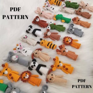 Puede incluir: Una colección de marionetas de dedo de animales de ganchillo hechas a mano en varios colores. Las marionetas incluyen un oso, un panda, un león, una jirafa y más. El texto "PDF PATTERN" se muestra en negro sobre un fondo blanco.