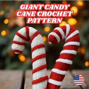 Puede incluir: Dos bastones de caramelo gigantes de ganchillo con rayas rojas y blancas. Los bastones de caramelo están curvados y tienen un aspecto texturizado. El texto "GIANT CANDY CANE CROCHET PATTERN" se muestra en la parte superior de la imagen.